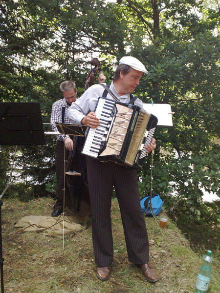 tymi koncerty a jednm seminem na tma: Staroprask psniky jako svbytn folklrn nr.. vedenm v nmin se do historie 3. ronku Schrammel Klang Festu nesmazateln zapsala Patrola lapeto. Fotografie mluv za ve.