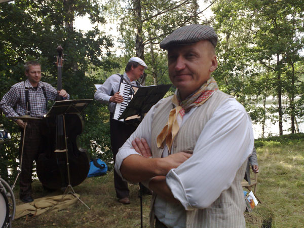 tymi koncerty a jednm seminem na tma: Staroprask psniky jako svbytn folklrn nr.. vedenm v nmin se do historie 3. ronku Schrammel Klang Festu nesmazateln zapsala Patrola lapeto. Fotografie mluv za ve.